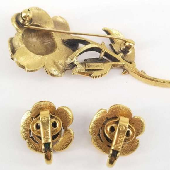 Trifari Crown Gold Tone Brushed VTG Rose Flower Brooch + Earrings 1960's Set - Picture 14 of 14